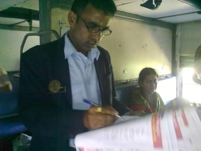 kaash TC bhi Train mein Ticket upgrade karna shuru kar de