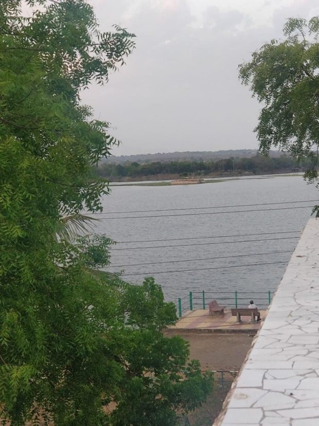 यदि बारिश परेशान कर रही है तो एक आसान उपाय तैरने चले जाओ।