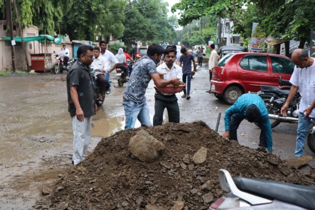कोरा कागज़ कोरा ही रह गया।पर चेहरे पर एक अभिमान दे गया।